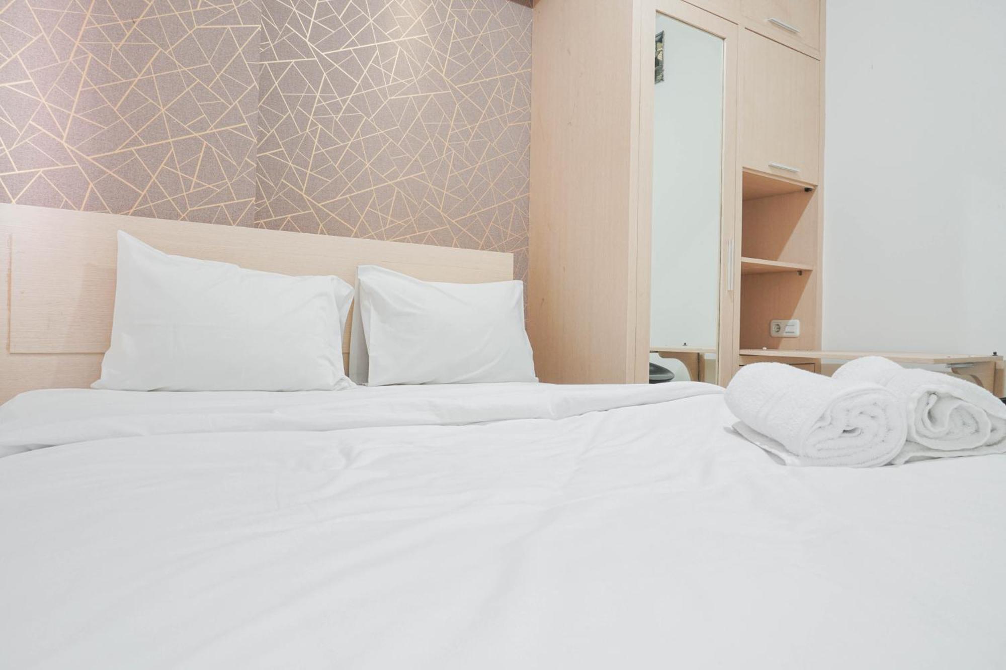 Cozy At 2br Pramuka Near Shopping Center By Travelio Apartemen *